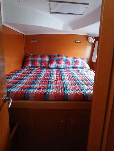 Double Diamond Yacht Photos Pics Cozy cabin bedroom in 2007 Lagoon 380 S2 with colorful plaid bedding.