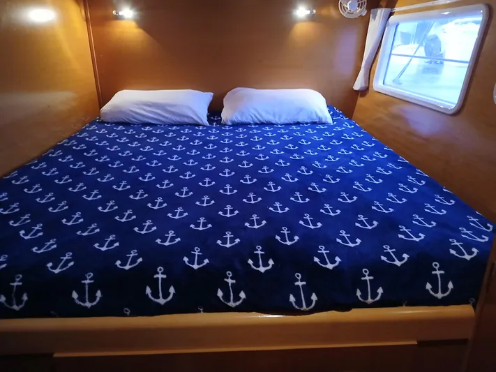 Double Diamond Yacht Photos Pics Cozy cabin bed with anchor-patterned bedding in 2007 Lagoon 380 S2 yacht.