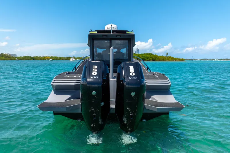  Yacht Photos Pics Novielli SERE 2025 boat with dual Mercury V10 engines on clear blue water.