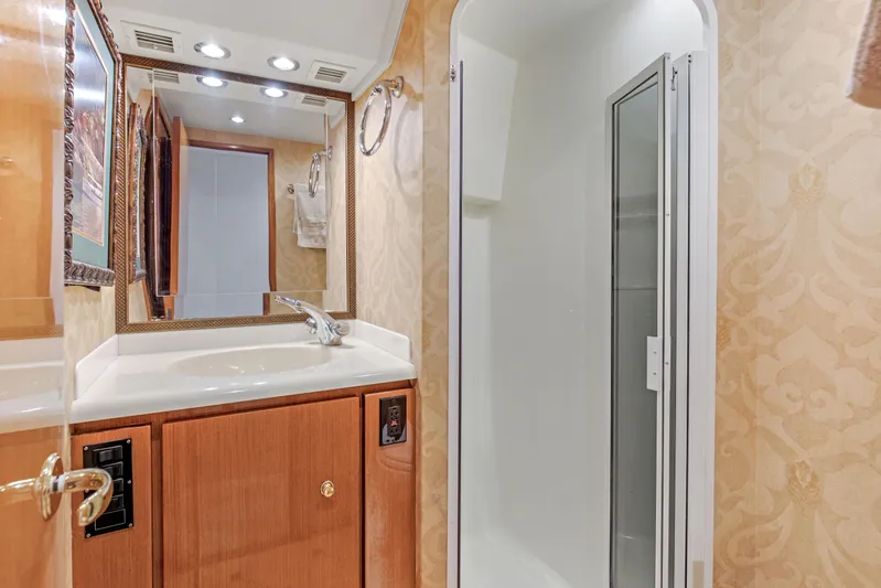 Watusi Yacht Photos Pics 2002 61 Viking Convertible Watusi Starboard Head