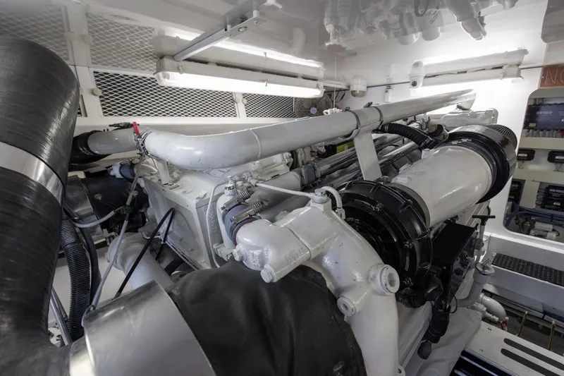 Watusi Yacht Photos Pics 2002 61 Viking Convertible Watusi Engine Room