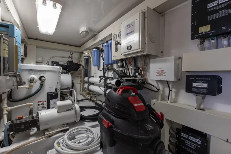 Watusi Yacht Photos Pics 2002 61 Viking Convertible Watusi Engine Room