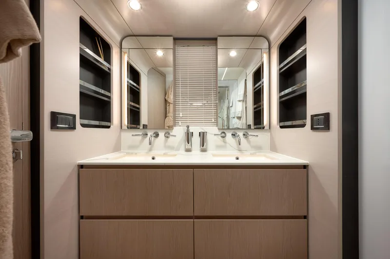 Atlantis Yacht Photos Pics Azimut 72 - 2023 - For Sale