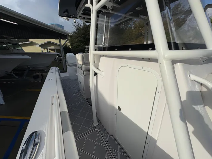  Yacht Photos Pics 2018 Fountain 34 CC boat deck with sleek design and modern features.