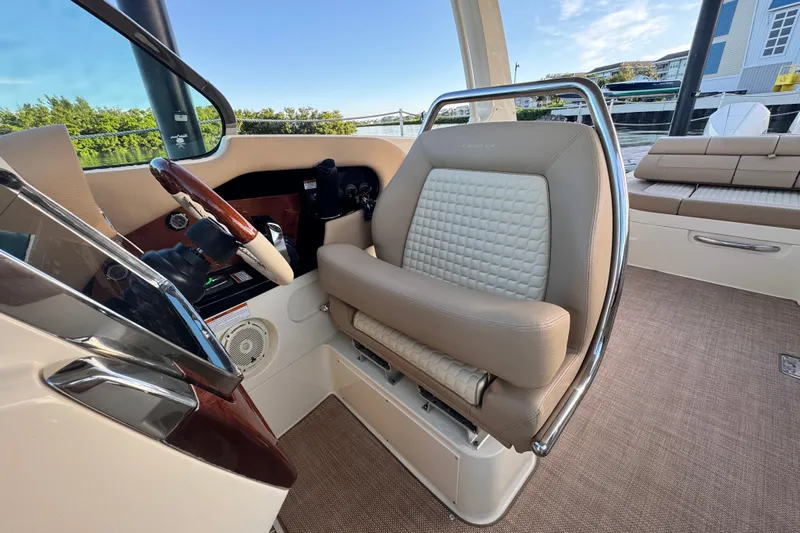  Yacht Photos Pics 2021 Chris-Craft Launch 31 GT helm with luxurious seating and elegant steering wheel design.