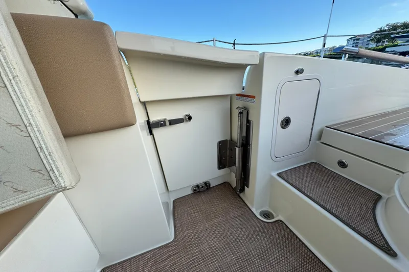  Yacht Photos Pics 2021 Chris-Craft Launch 31 GT interior, featuring sleek design and modern amenities.