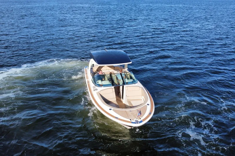  Yacht Photos Pics 2021 Chris-Craft Launch 31 GT cruising on open water, showcasing elegant design.
