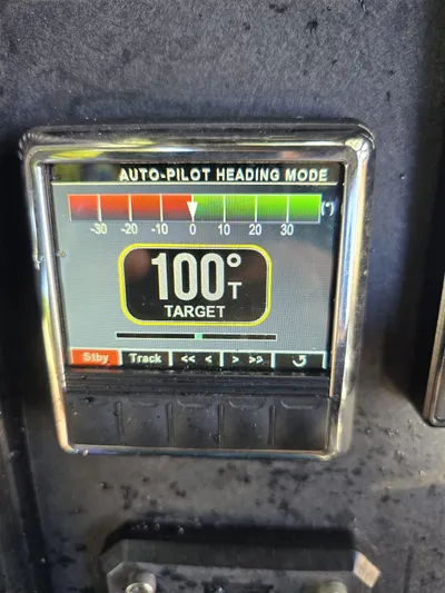 Dgs777 Yacht Photos Pics Autopilot heading display showing 100° target on DGS 777 Military Version, 2022.