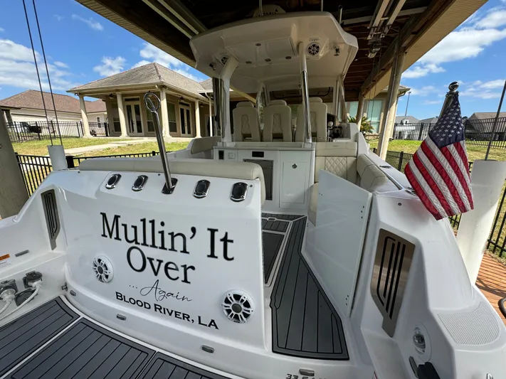 Mullin' It Over Again Yacht Photos Pics 2019 Regal 33 SAV boat docked, featuring "Mullin' It Over" name and American flag.