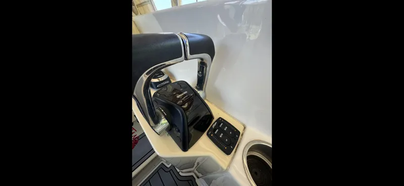 Mullin' It Over Again Yacht Photos Pics 2019 Regal 33 SAV boat throttle controls and dashboard detail.