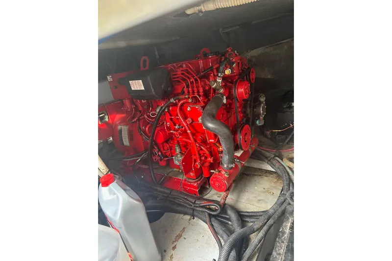  Yacht Photos Pics Red engine inside 2001 Sea Ray 480 Sedan Bridge boat.