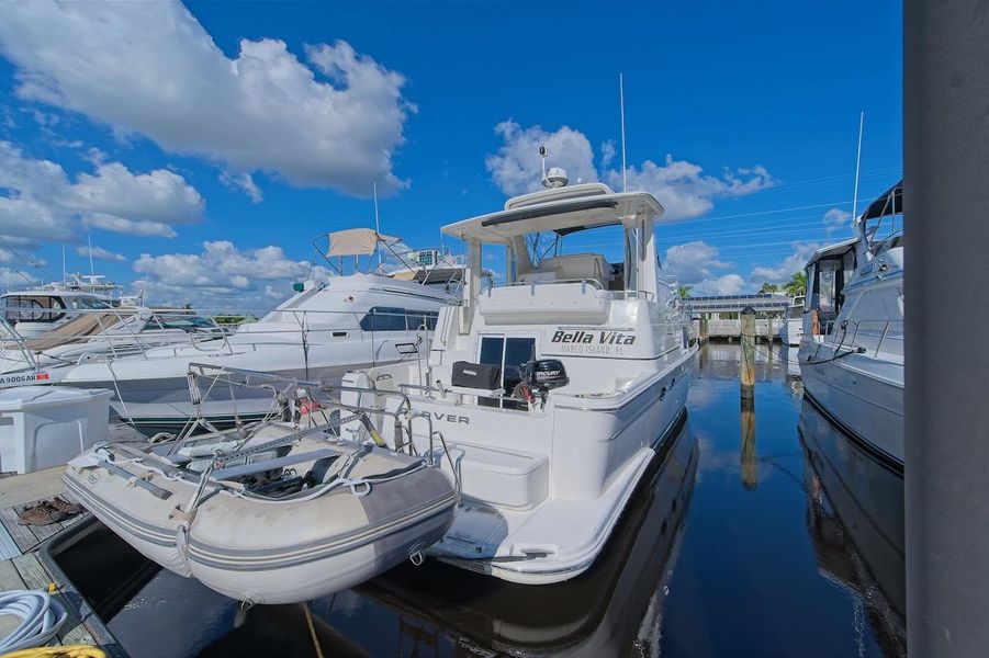 2005 Carver 44 Cockpit Motor Yacht