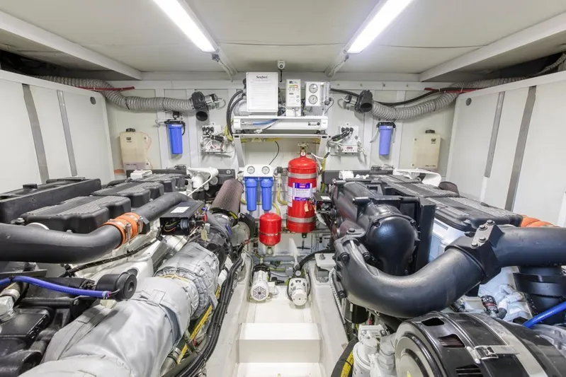 Lana 1 Yacht Photos Pics FAIRLINE SQUADRON 65