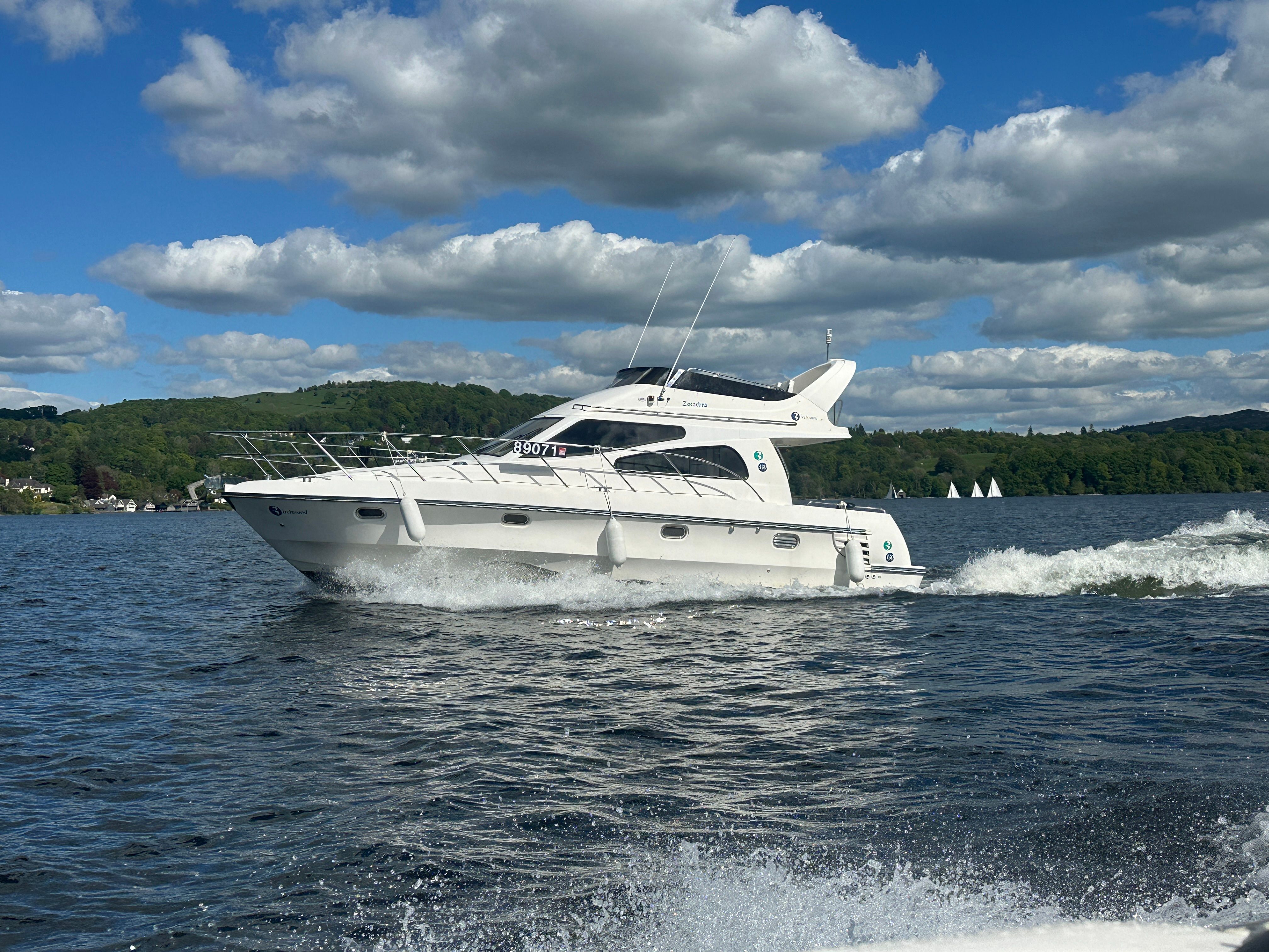 1998 Birchwood Challenger 330 Fly Bridge