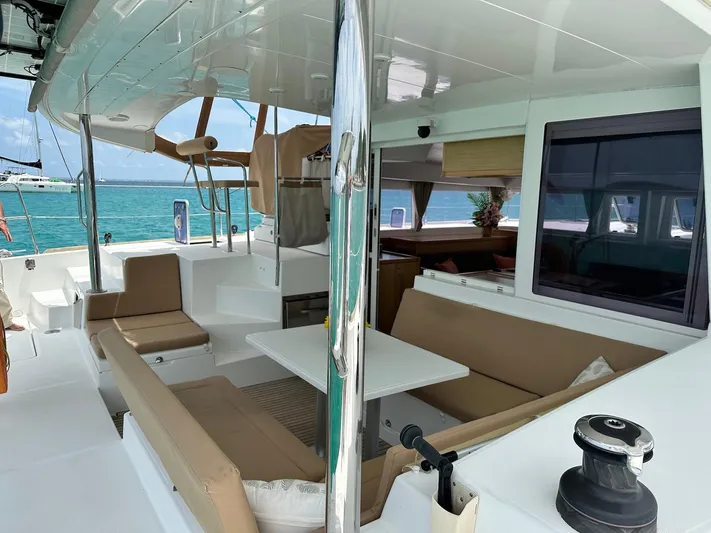  Yacht Photos Pics 2014 Lagoon 400 S2 catamaran interior with seating, table, and ocean view.