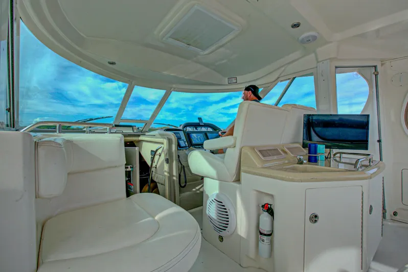 Bula Bula Yacht Photos Pics Interior of 2006 Sea Ray 40 Motor Yacht with modern helm and seating.