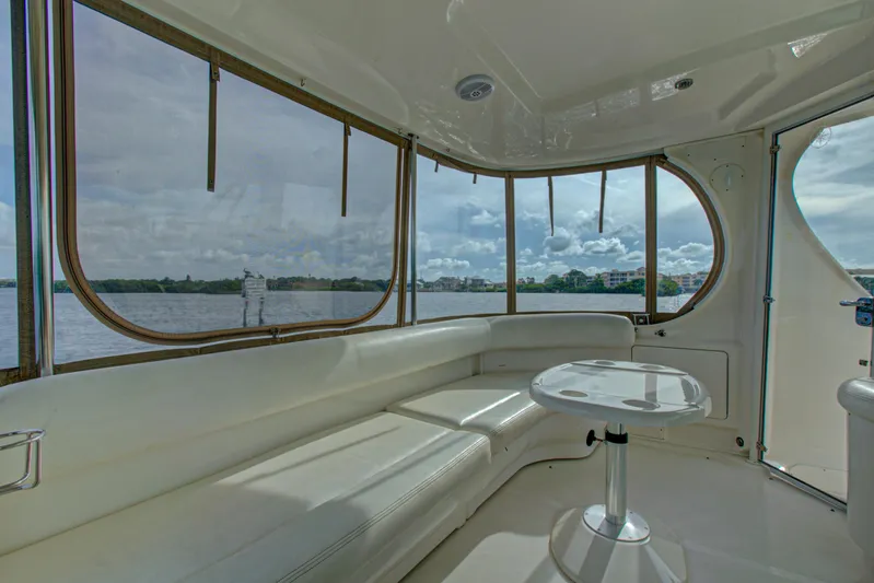Bula Bula Yacht Photos Pics 2006 Sea Ray 40 Motor Yacht interior with panoramic windows and white seating.