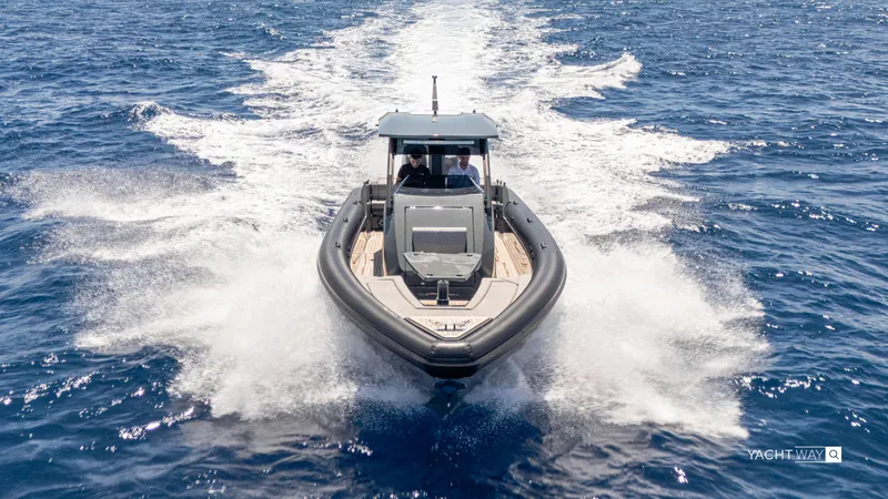 New 2025 Skipper 38 Twin Mercury 400 - Sunbed Ed Yacht Photos Pics 2025 Skipper-BSK 38NC boat cruising on open sea, creating a dynamic wake.