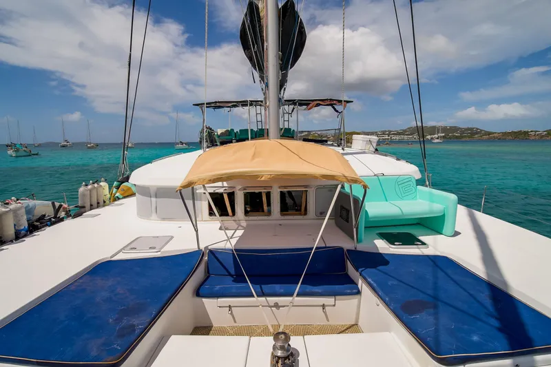  Yacht Photos Pics 2007 Lagoon 500 yacht deck with seating, anchored in clear turquoise waters.