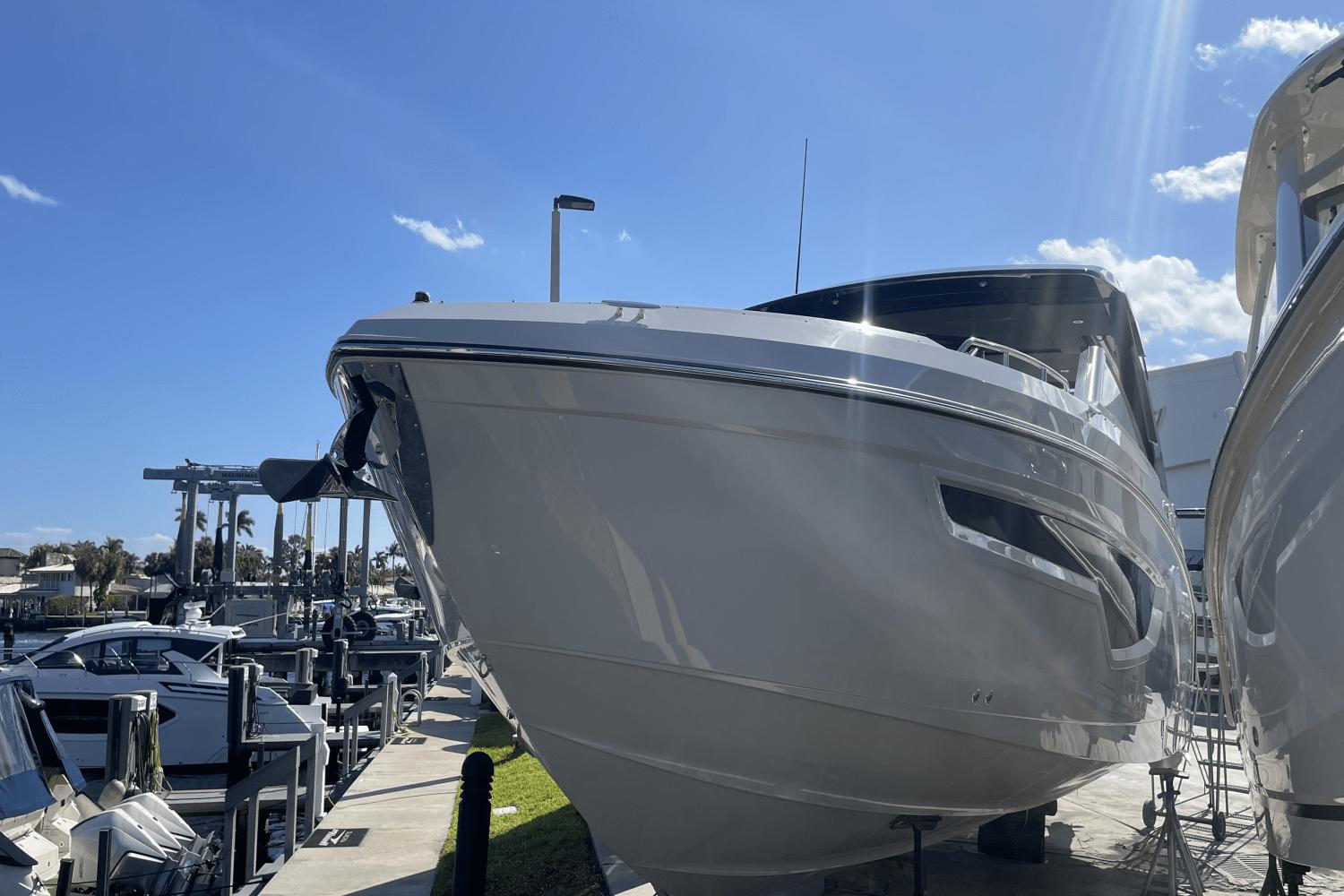 2024 Cruisers Yachts 34 GLS South Beach Outboard Runabout For Sale ...