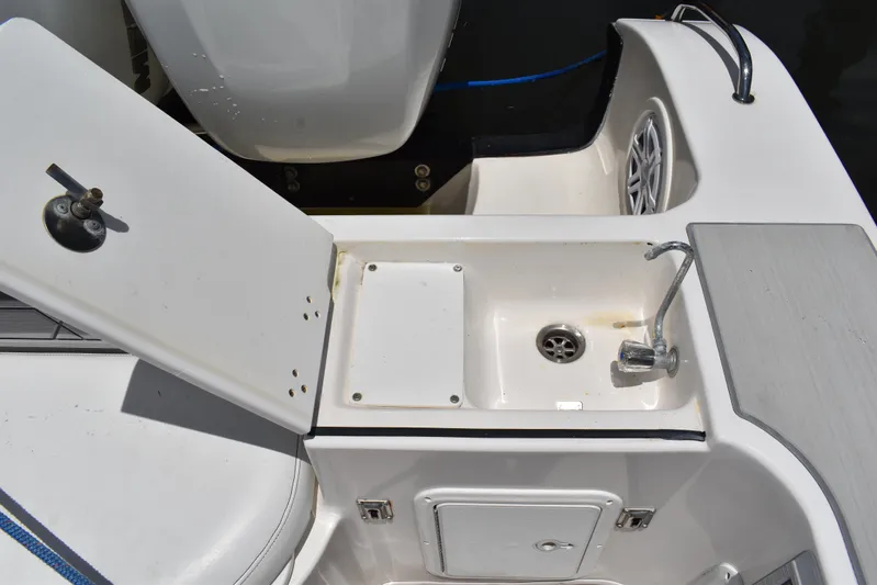 Harry's Dream Yacht Photos Pics 2005 Fountain 38 Sportfish CC Tournament boat sink and storage area.