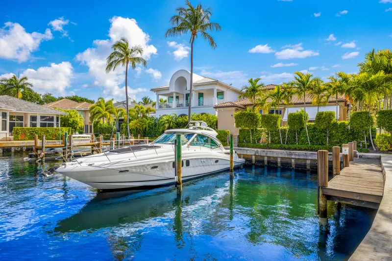 United Yacht Photos Pics 2007 Sea Ray 480 Sundancer yacht docked in a tropical marina with palm trees.