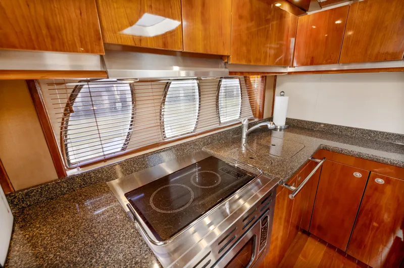 United Yacht Photos Pics Luxurious kitchen in 2007 Sea Ray 480 Sundancer yacht with granite countertops and modern appliances.