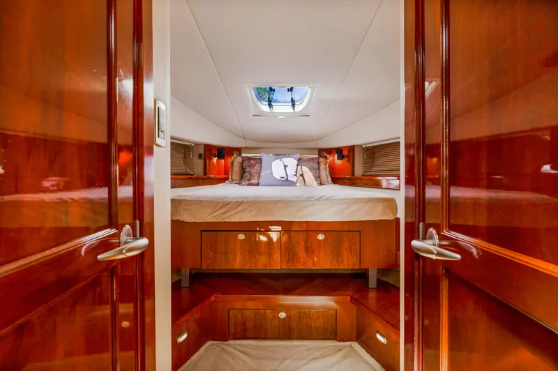 United Yacht Photos Pics Luxurious bedroom interior of 2007 Sea Ray 480 Sundancer yacht.