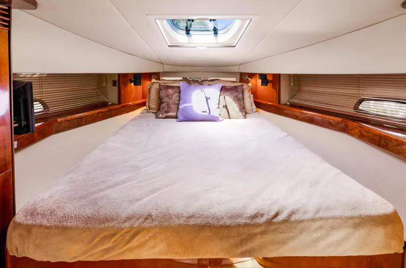 United Yacht Photos Pics Luxurious bedroom in 2007 Sea Ray 480 Sundancer yacht with skylight and plush bedding.