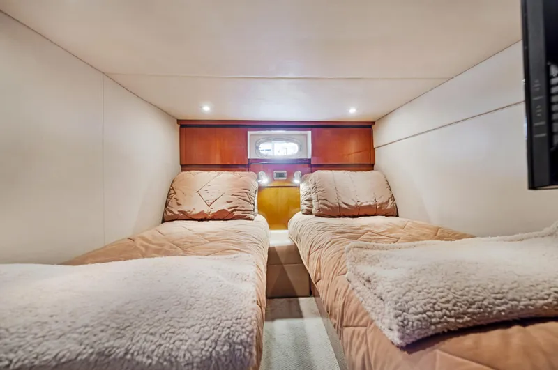 United Yacht Photos Pics Twin beds in the 2007 Sea Ray 480 Sundancer cabin with cozy bedding.