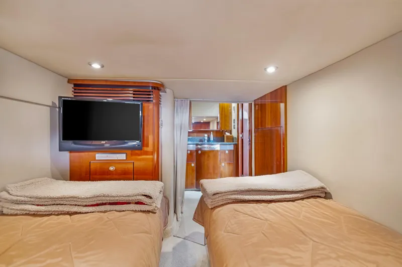 United Yacht Photos Pics Interior cabin of 2007 Sea Ray 480 Sundancer with twin beds and TV.