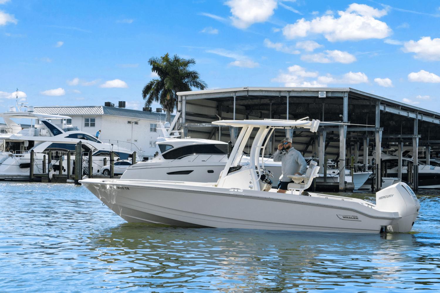 2024 Boston Whaler 220 Dauntless Center Console for sale - YachtWorld