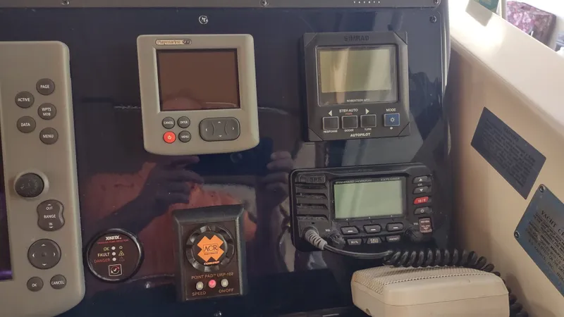  Yacht Photos Pics Control panel of a 2000 Tiara Yachts 3500 Open with navigation and communication equipment.