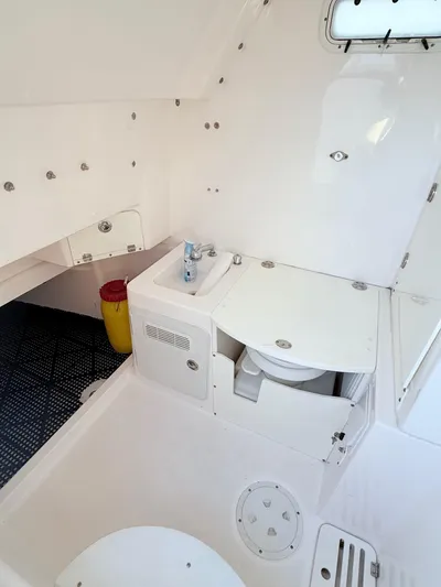  Yacht Photos Pics 2014 Everglades 355 Center Console boat interior with sink and storage.