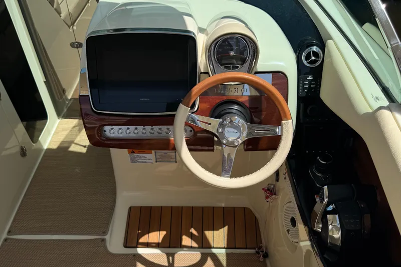  Yacht Photos Pics 2020 Chris-Craft Launch 31 GT dashboard with wooden steering wheel and modern controls.