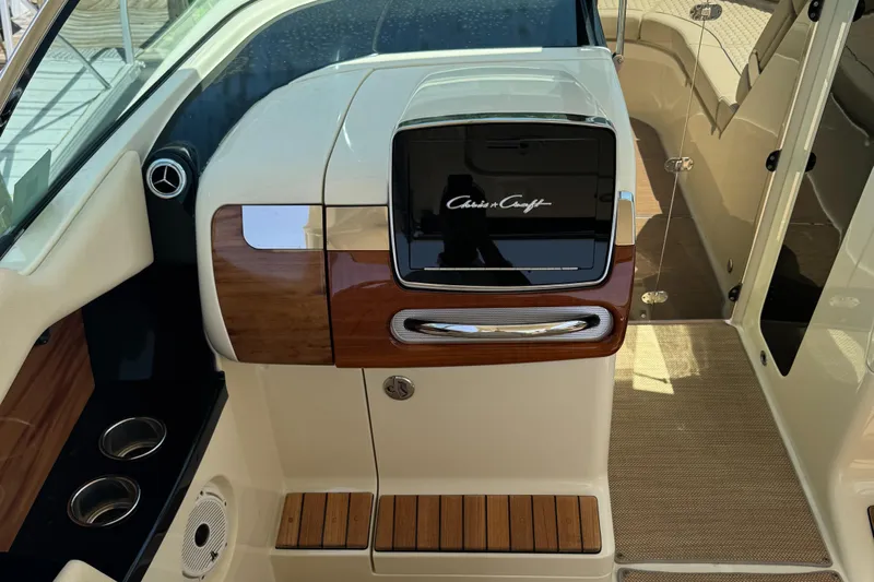  Yacht Photos Pics 2020 Chris-Craft Launch 31 GT dashboard with wood accents and sleek design.