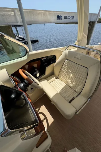 Yacht Photos Pics 2020 Chris-Craft Launch 31 GT cockpit with luxurious seating and elegant design.
