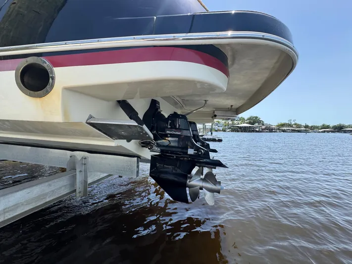  Yacht Photos Pics 2020 Chris-Craft Launch 31 GT boat stern and propeller, docked by the water.