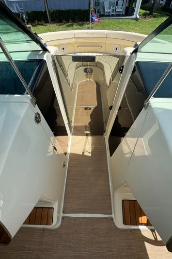  Yacht Photos Pics 2020 Chris-Craft Launch 31 GT interior, showcasing elegant design and spacious layout.