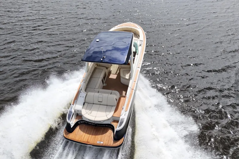  Yacht Photos Pics 2020 Chris-Craft Launch 31 GT cruising on open water, showcasing luxury design and performance.