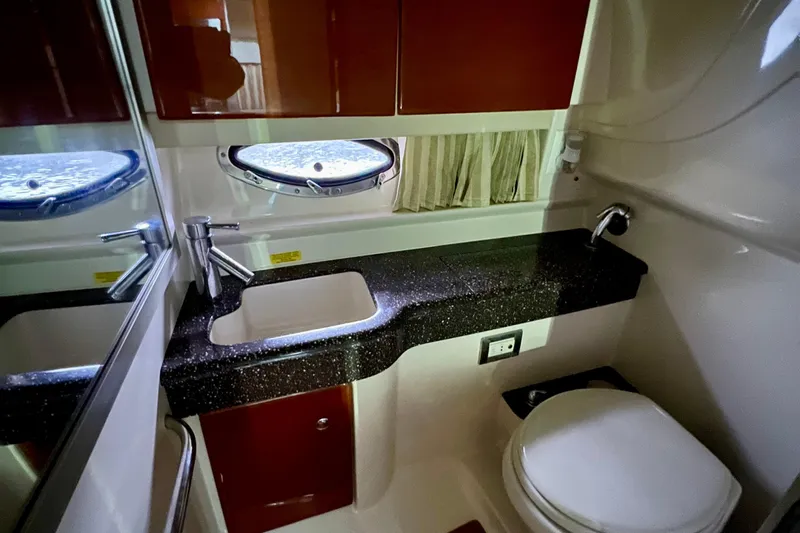 Quinjet Yacht Photos Pics head