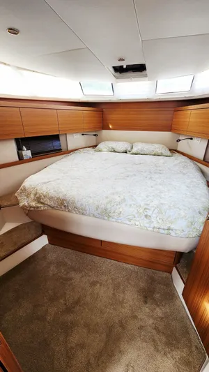 Sea-solar Sue & Lectric Lee Yacht Photos Pics Luxurious cabin interior of 2022 Greenline 40 yacht with cozy bed and wooden accents.
