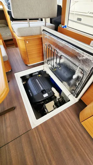 Sea-solar Sue & Lectric Lee Yacht Photos Pics 