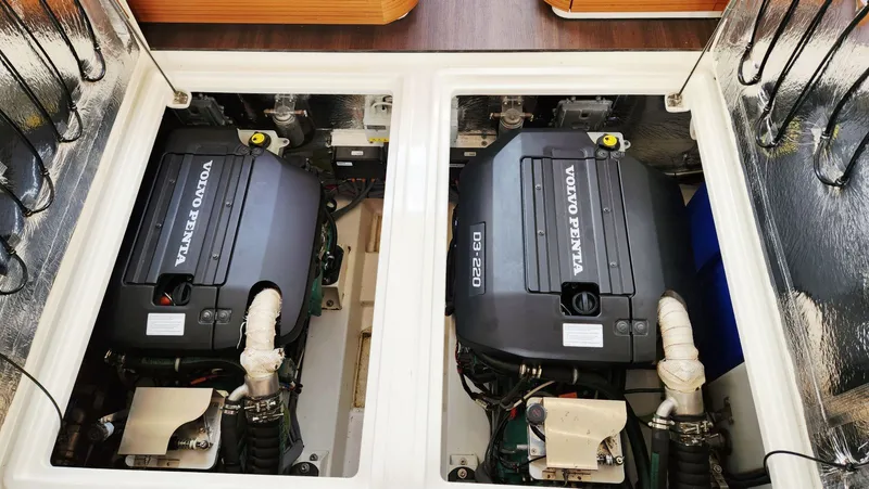 Sea-solar Sue & Lectric Lee Yacht Photos Pics 