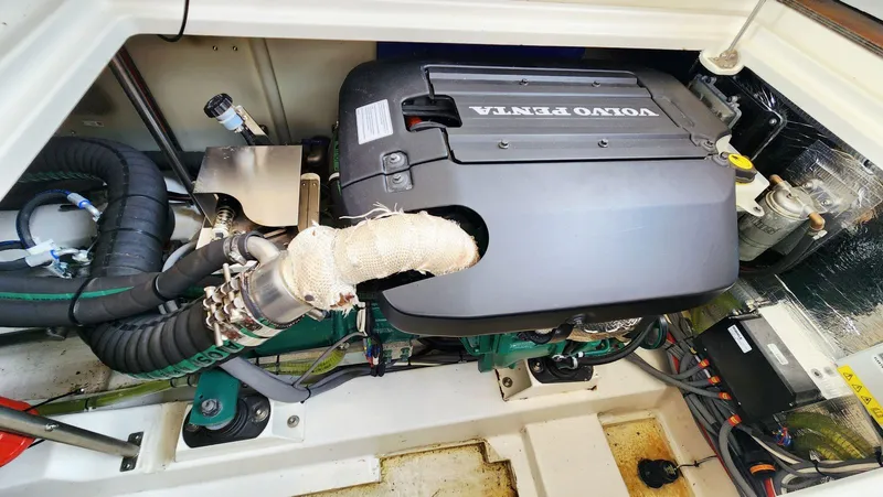 Sea-solar Sue & Lectric Lee Yacht Photos Pics 