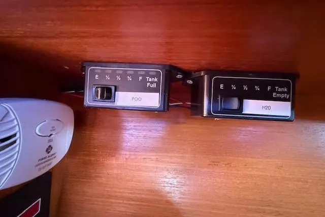  Yacht Photos Pics Tank level indicators on a 2005 Hunter 38 boat, showing "POO" and "H2O" levels.