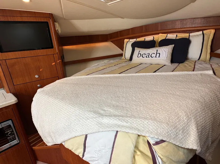  Yacht Photos Pics 2006 Tiara Yachts 3200 Open cabin with cozy bed and TV.