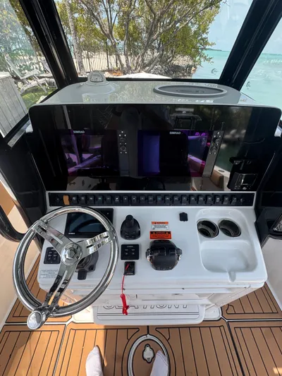  Yacht Photos Pics 2020 Sea Hunt Gamefish 30 helm with advanced controls and navigation screens.