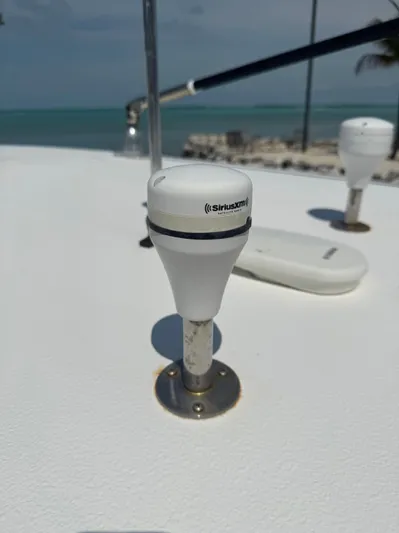  Yacht Photos Pics SiriusXM antenna on 2020 Sea Hunt Gamefish 30 boat, ocean in background.