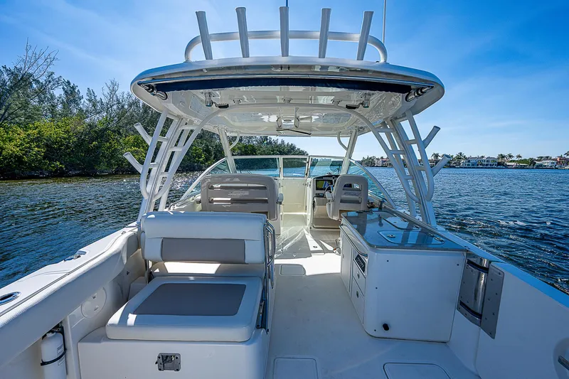  Yacht Photos Pics 2018 Boston Whaler 320 Vantage boat interior on a sunny day.